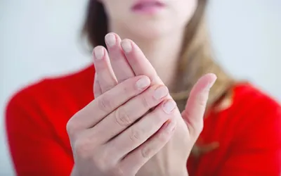 Пузырьки на пальцах рук: изображение с эффектом зеркала