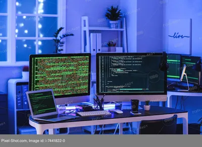 Современное рабочее место программиста в офисе ночью :: Стоковая фотография  :: Pixel-Shot Studio