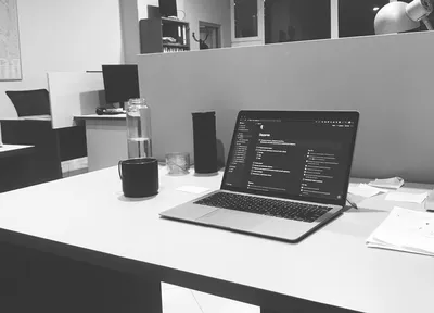 Работа в офисе: плюсы и минусы. С августа я работаю в офисе, до этого… | by  Илья Сидоренко | Дизайн-кабак | Medium