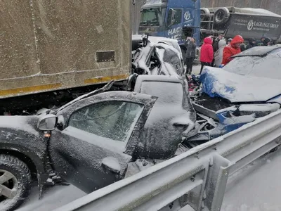 На месте массового ДТП на М-11 в Маловишерском районе остаются 14  автомобилей | Новгородские Ведомости