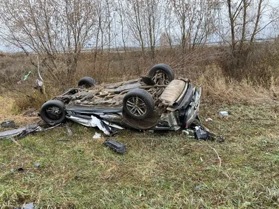 На трассе М-11 у деревни Ям-Ижора иномарка на скорости врезалась в  ограждение