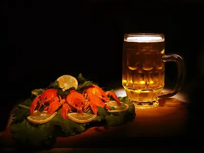 Вкусные варёные раки и пиво на коричневом фоне стоковое фото ©belchonock  17637909