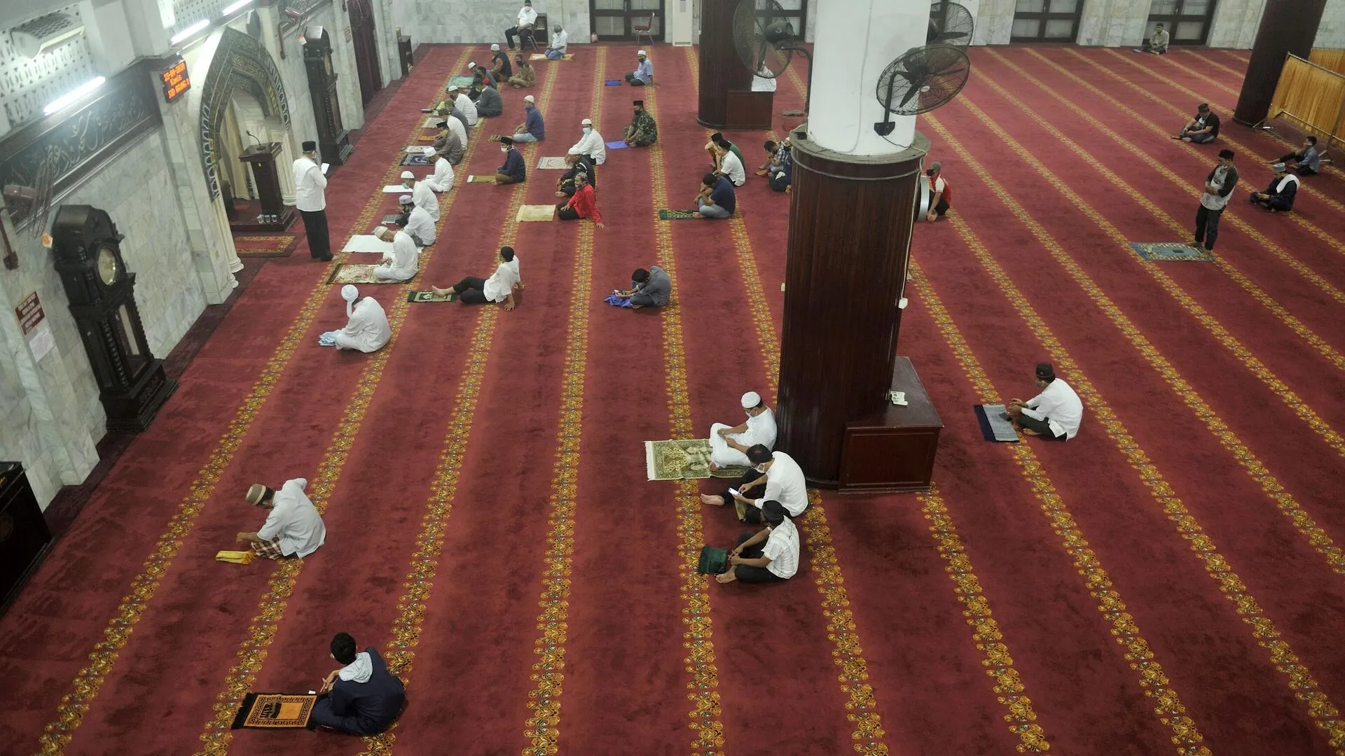 Месяц Рамадан в Саудовской Аравии. Завершение Рамадана в Мекке. Рамадан 2023 Москва. Часы в Мекке самое большое.