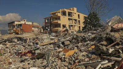 В трех районах Харькова продолжают разбирать завалы, разрушенных домов  (фото) | Помогать разбирать разрушенные зданий в Харьков приезжают  спасатели из других областей
