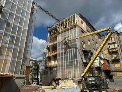 Большая воронка, разрушенные дома: последствия утреннего удара баллистикой  по Киеву – сюжет (Видео)
