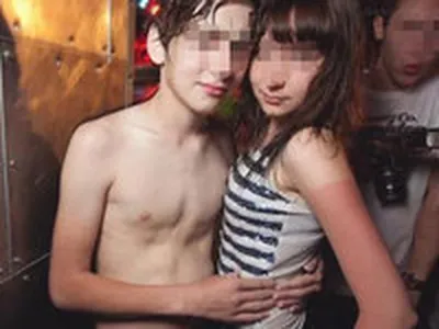 В Интернет просочились развратные фотографии с вечеринки для челябинских  школьников - KP.RU