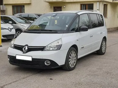 Renault Grand Scenic на подъёмнике. Минчанин подсчитал затраты на минивэн  за 8 лет владения