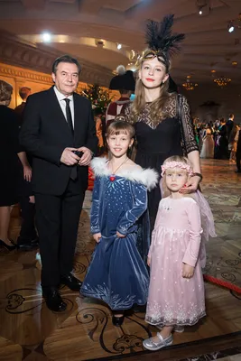 Алексей Учитель и Юлия Пересильд впервые вышли в свет с дочерьми