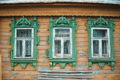 Деревянные наличники на окна в деревянном доме в Москве у ОкнаБау