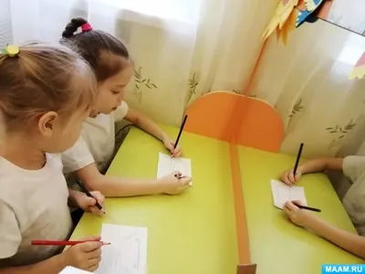 РИСОВАНИЯ ДВУМЯ РУКАМИ 🔥Обязательно попробуйте с детками рисование двумя  руками одновременно. 🖍Линии или формы, которые рисует ребенок, д… |  Instagram
