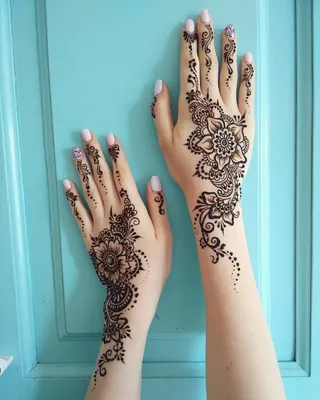 Фото руки с индийскими узорами в разных форматах