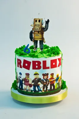 Торт Роблокс со сладостями и картинками героев игры