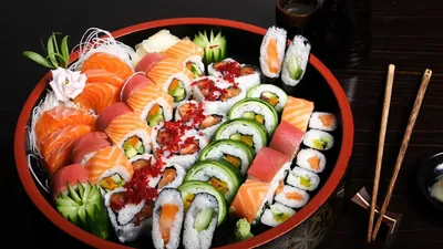 домашние суши-роллы, приготовленные из лосося-японского омлета авакадо и  соевого соуса Стоковое Фото - изображение насчитывающей ассортименты,  крены: 243866288