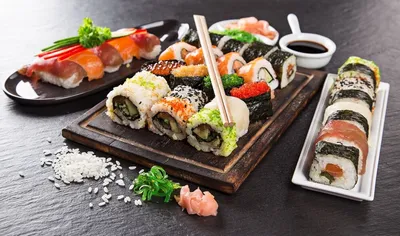 суши роллы на белой тарелке крупным планом суши роллы Фото Фон И картинка  для бесплатной загрузки - Pngtree
