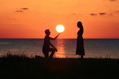 Романтическое предложение брака на берегу моря на закате на пляже Молодые  влюбленные женщины сказали \"да\", чтобы предложить Стоковое Изображение -  изображение насчитывающей люди, девушка: 159387657