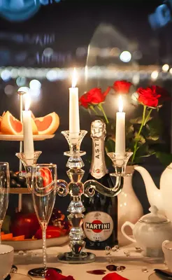 Романтический ужин дома. Любить межрасовые пары ресторан в элегантном  домашней атмосфере Стоковое Фото - изображение насчитывающей свечки,  флирта: 209217296