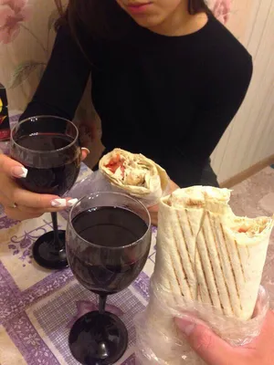 Формула романтики от Алины и Артема: вино и ужин