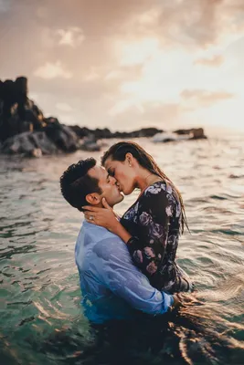 Романтичные пары на пляже стоковое фото. изображение насчитывающей  романтично - 26115200