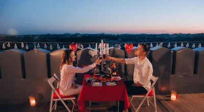 Пара устраивает романтический ужин | Премиум Фото