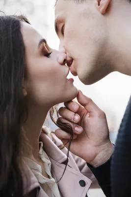 Подросток Романтика: Обмен Сердца И Поцелуй Стоковые Фотографии | FreeImages