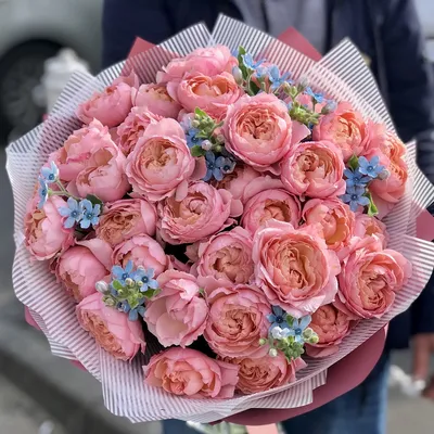 Купить букет 35 ярко-розовых роз (40 см.) в упаковке по доступной цене с  доставкой в Москве и области в интернет-магазине Город Букетов