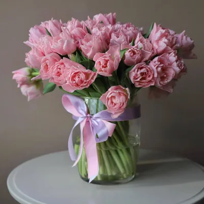Розовые тюльпаны в шляпной коробке купить с доставкой в Москве | Заказать  букет цветов недорого