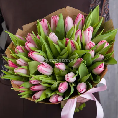Белые и розовые тюльпаны в коробке (L) до 149 тюльпанов - купить в интернет  магазине Rosa Grand