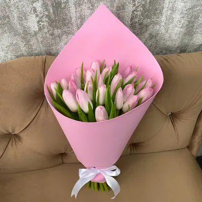 Розовые тюльпаны в дизайнерской упаковке