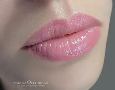Розовый татуаж губ фото