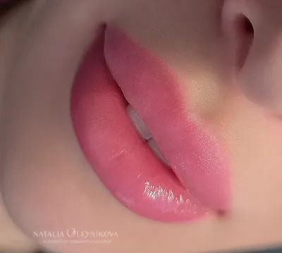 Розовый татуаж губ фотографии