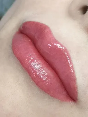 Розовый татуаж губ на фото с использованием контраста