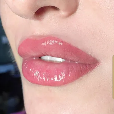 Красивое изображение розового татуажа губ на белом фоне