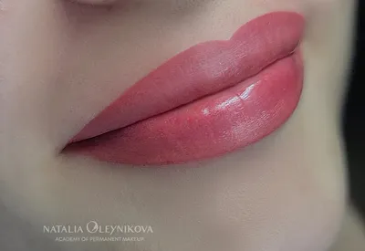 Розовый татуаж губ на фото с использованием цветовой коррекции