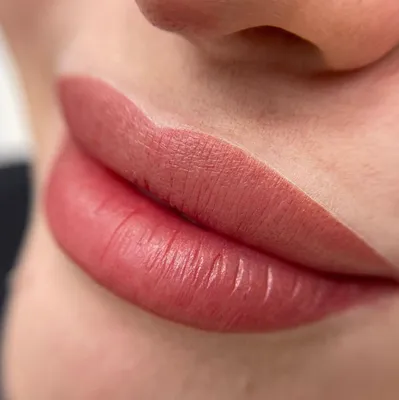 Розовый татуаж губ на фото с использованием насыщенных цветов