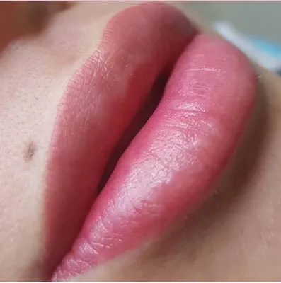 Красивая фотография розового татуажа губ в дневное время