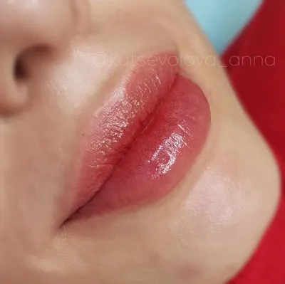 Розовый татуаж губ на фото с использованием градиента