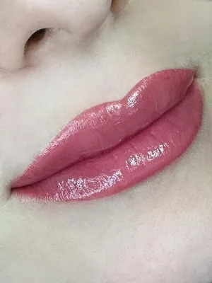 Розовый татуаж губ на фото с использованием пастельных цветов