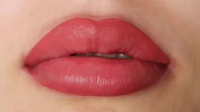Розовые губы с татуажем - идеальный вариант для любой женщины (изображение)