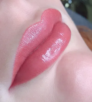 Трендовый розовый татуаж губ на фото