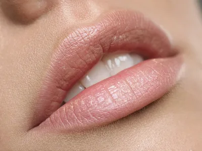 Розовый татуаж губ на близком плане (изображение)