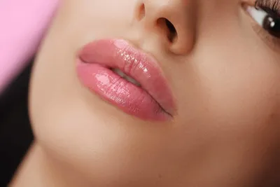 Фотография розового татуажа губ