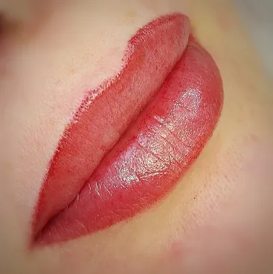 Розовый татуаж губ на фото с использованием мерцания
