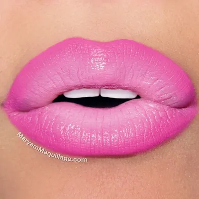 Розовый татуаж губ на фотографии с использованием зеркальных эффектов