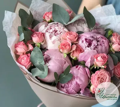 Небольшой букет с пионами, пионовидными розами и диантусом - купить с  доставкой от ElitBuket