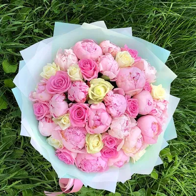 Букет «Летние краски» с розами и пионами купить с доставкой в Томске