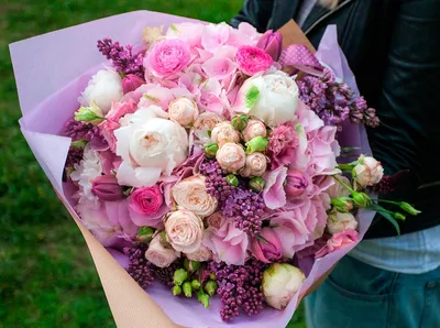 Белые пионы и кустовые розы . Цена: 15100 руб в интернет-магазине  Centre-flower.ru