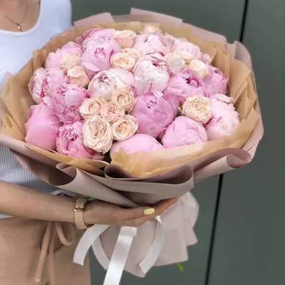 Букет из пионов, пионовидных роз, простых роз в вазе - заказать доставку  цветов в Москве от Leto Flowers