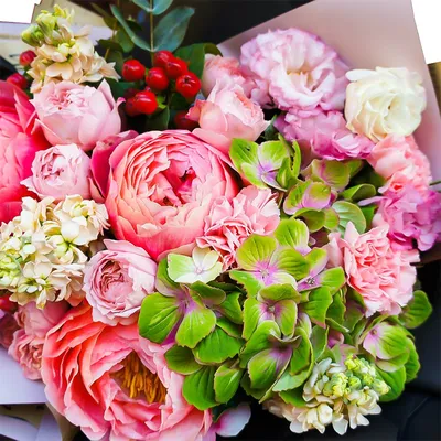 Влюбись в меня: розовые пионы и розы по цене 9178 ₽ - купить в RoseMarkt с  доставкой по Санкт-Петербургу