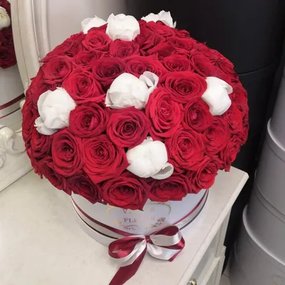Букет из пионов и пионовидных роз в шляпной коробке - заказать доставку  цветов в Москве от Leto Flowers