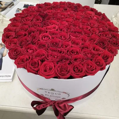 35 red roses in a hat box | Flowerkiss